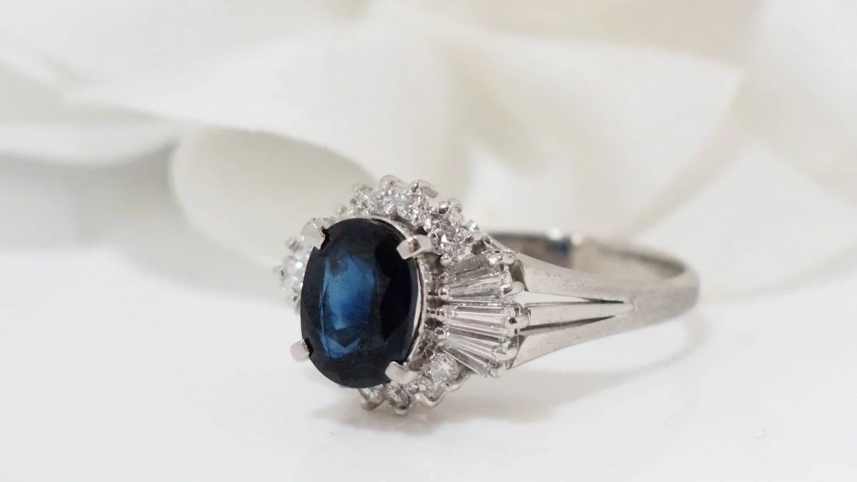 Bague en or blanc, saphir ovale et diamants - Image 4