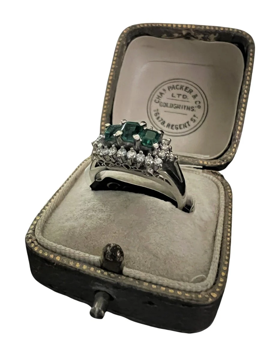 Bague en platine avec émeraudes et diamants - Image 3