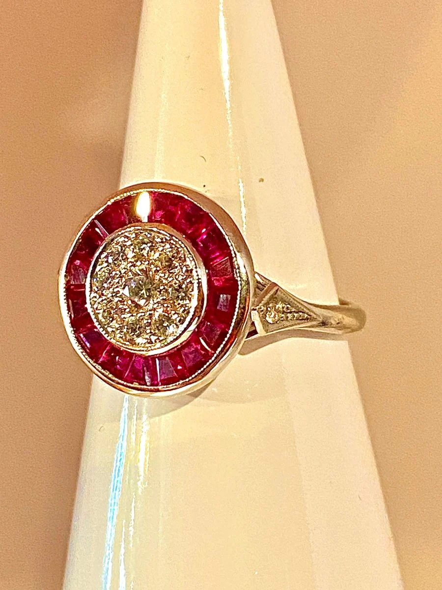 Bague en or blanc 18 carats en rubis et diamants - Image 2