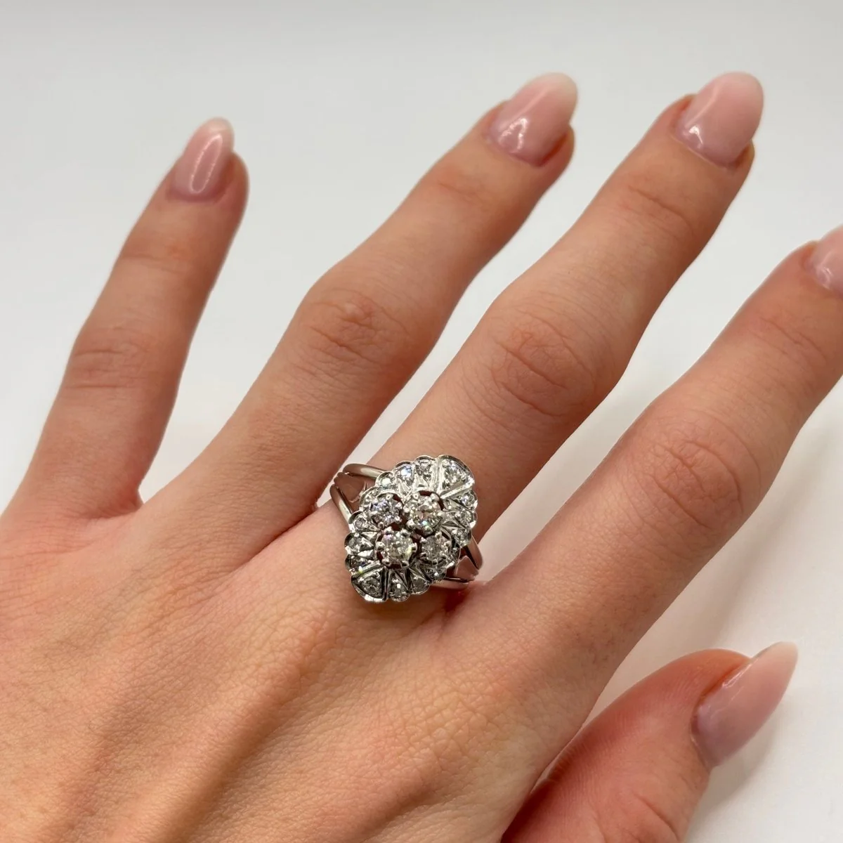 Bague Pompadour en or blanc et diamants - Image 2