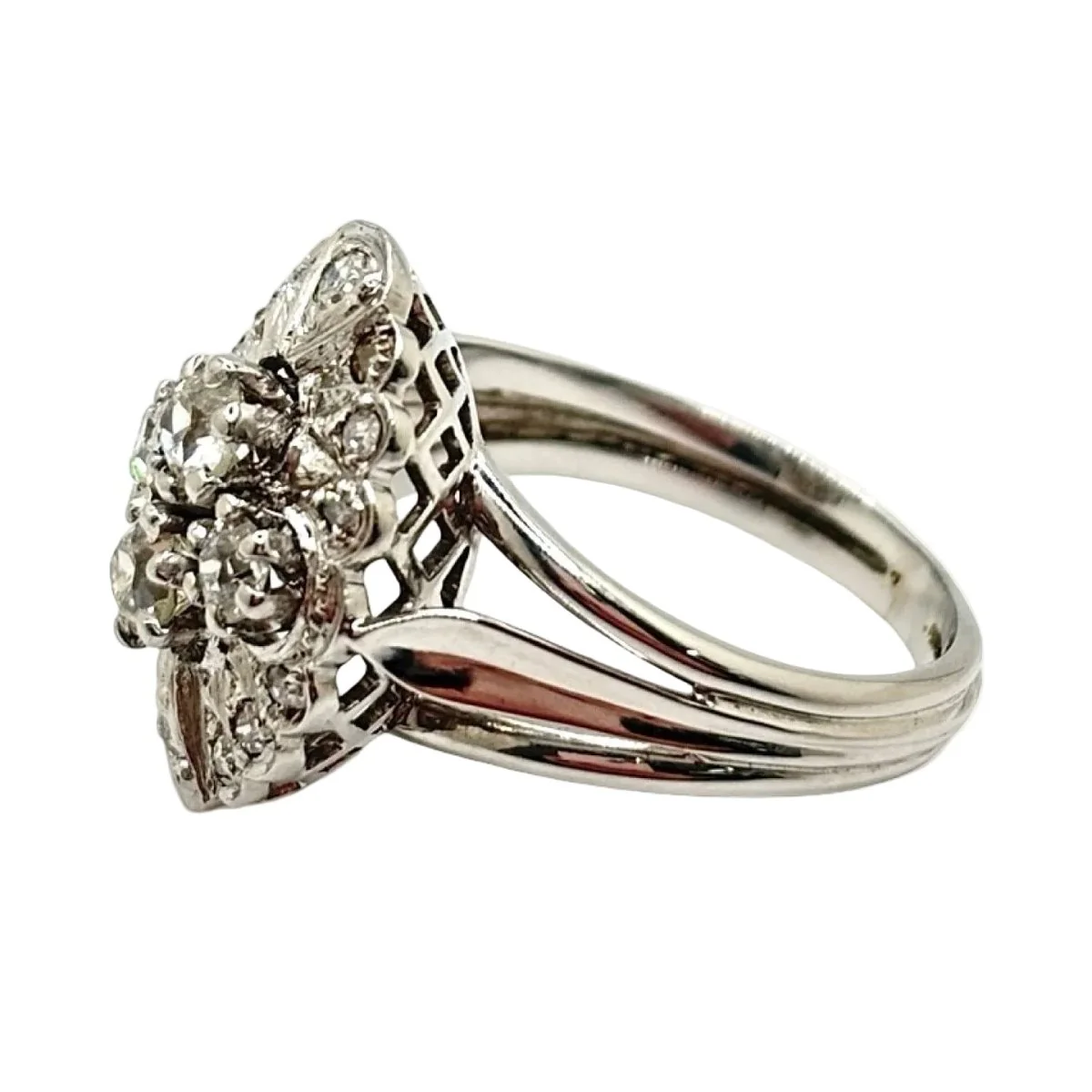 Bague Pompadour en or blanc et diamants - Image 3