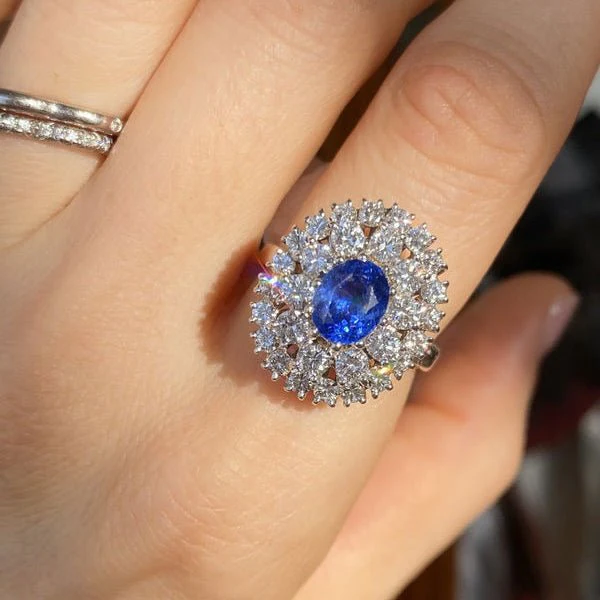 Bague Marguerite en or blanc, saphir et diamants - Image 5