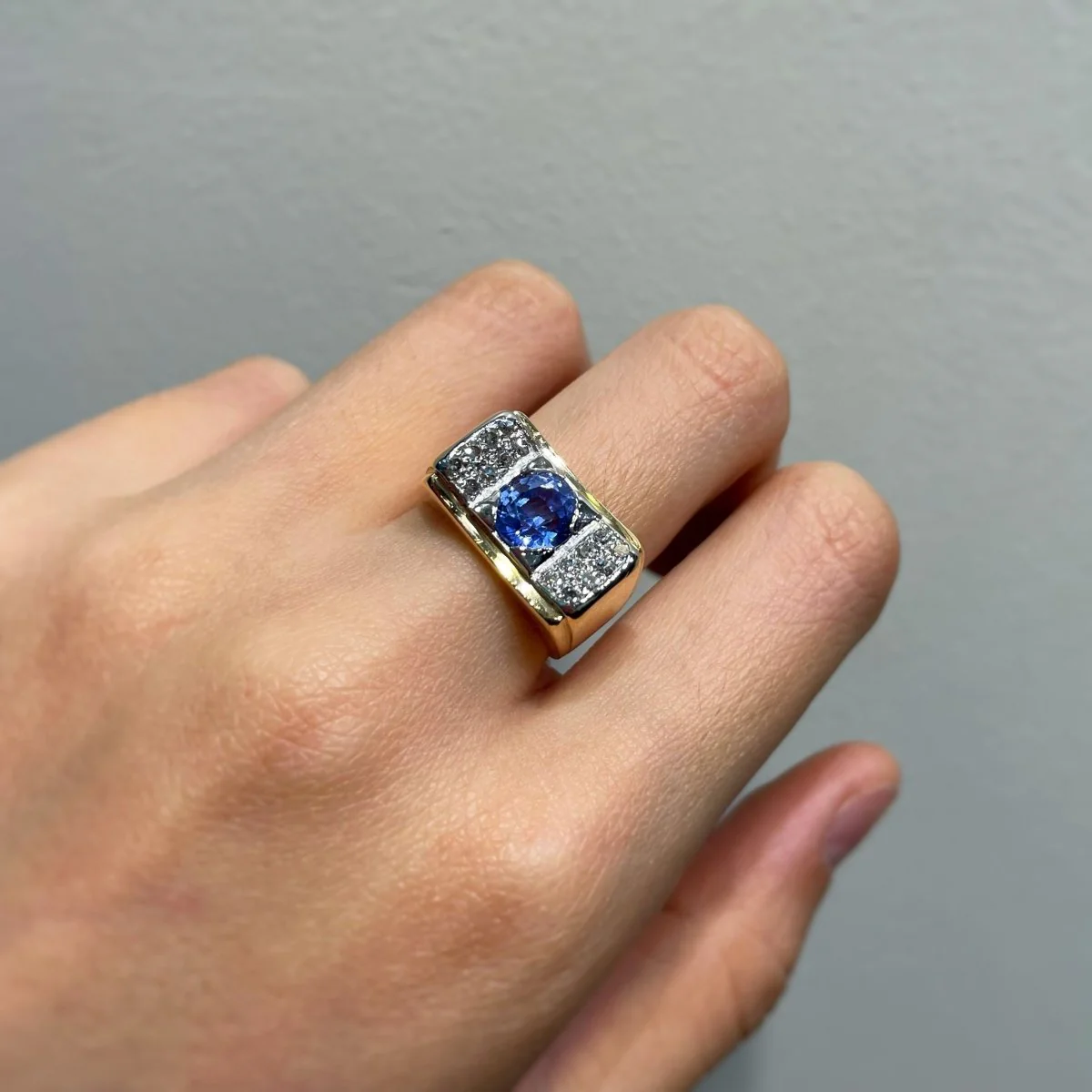 Bague Tank en or jaune, platine saphir et diamants - Image 2