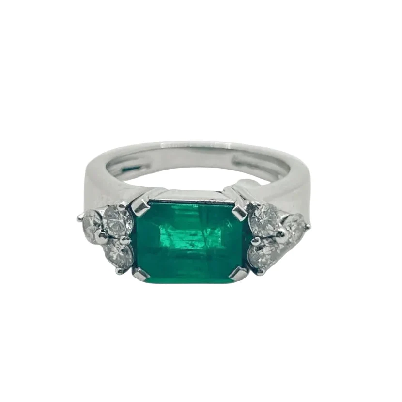 Bague en or blanc, émeraude, et diamants
