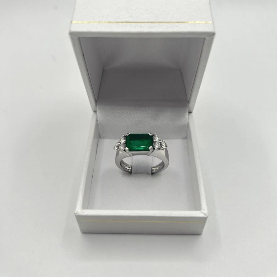 Bague en or blanc, émeraude, et diamants - Image 10