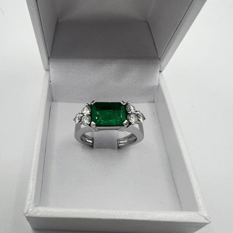 Bague en or blanc, émeraude, et diamants - Image 11