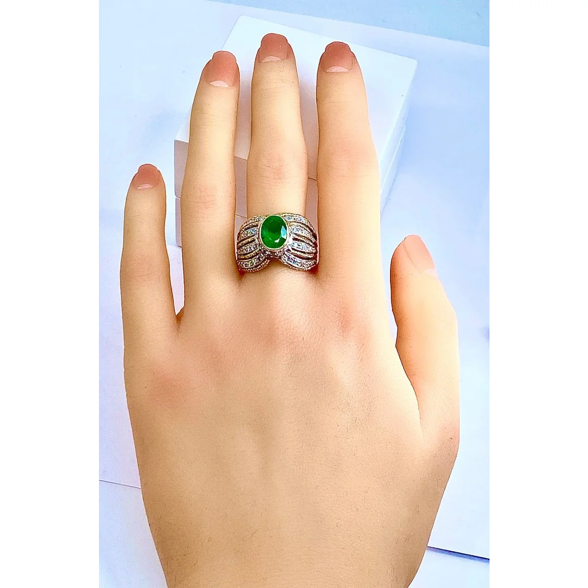 Bague en or jaune et or blanc 18 carats et émeraude et diamants - Image 2