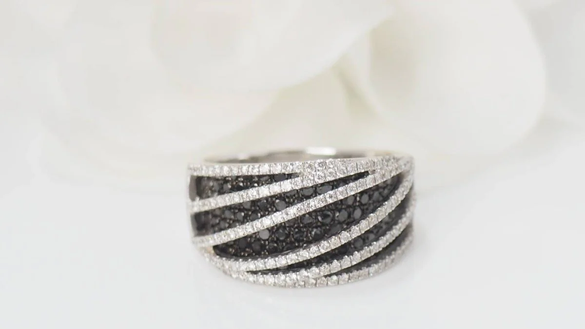 Bague ajourée en or blanc, diamants blancs et noirs