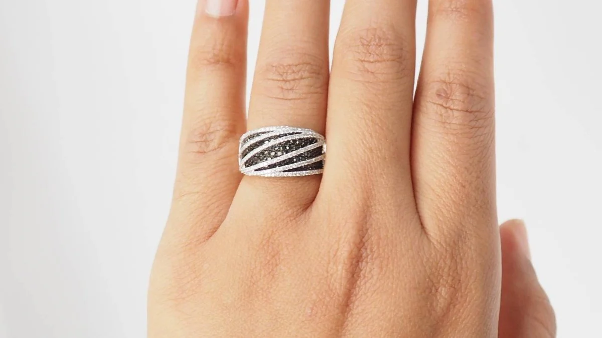 Bague ajourée en or blanc, diamants blancs et noirs - Image 2