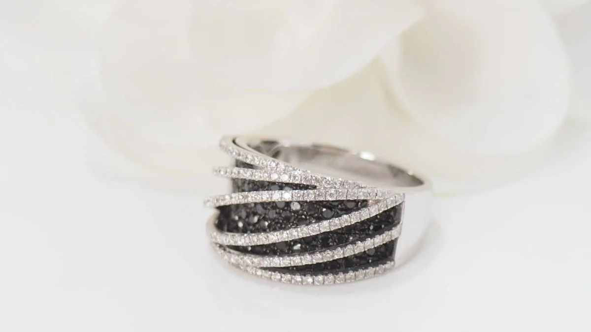 Bague ajourée en or blanc, diamants blancs et noirs - Image 3