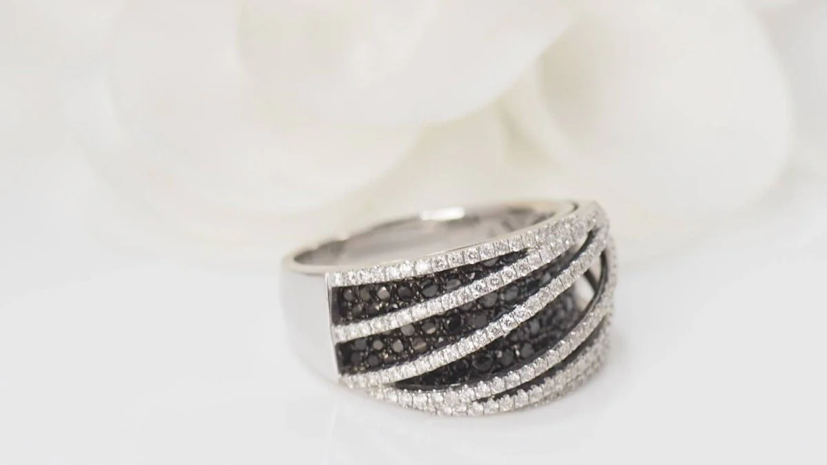 Bague ajourée en or blanc, diamants blancs et noirs - Image 4