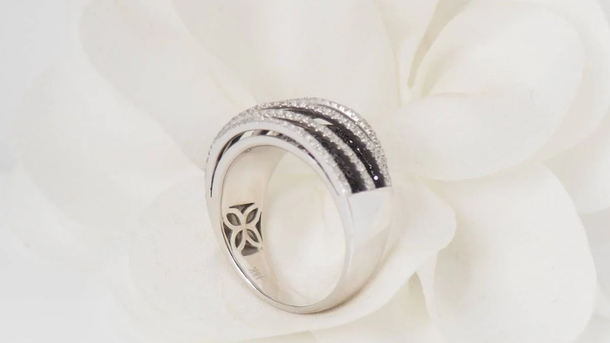 Bague ajourée en or blanc, diamants blancs et noirs - Image 6