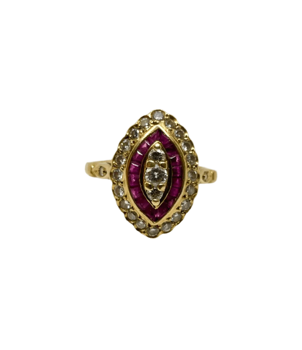 Bague Marquise en or jaune, rubis et diamants