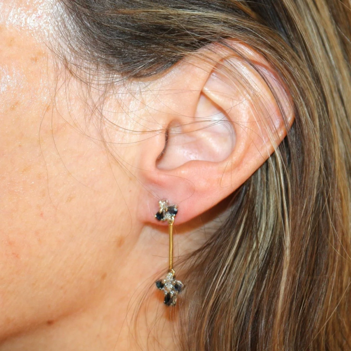 Boucles d'oreilles pendantes en or jaune, or blanc et saphir - Image 2