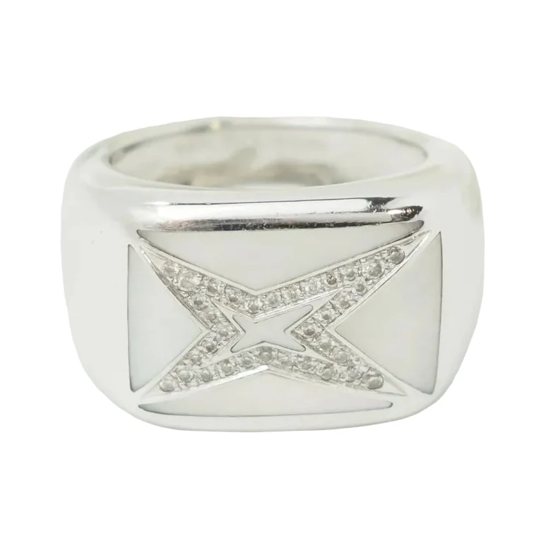 Bague Chevalière MAUBOUSSIN "Grande vie" en or blanc, nacre et diamants