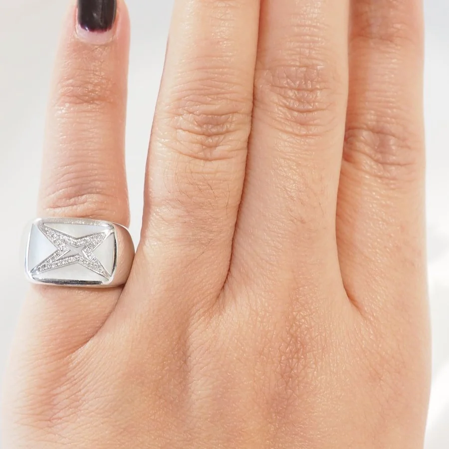Bague Chevalière MAUBOUSSIN "Grande vie" en or blanc, nacre et diamants - Image 2
