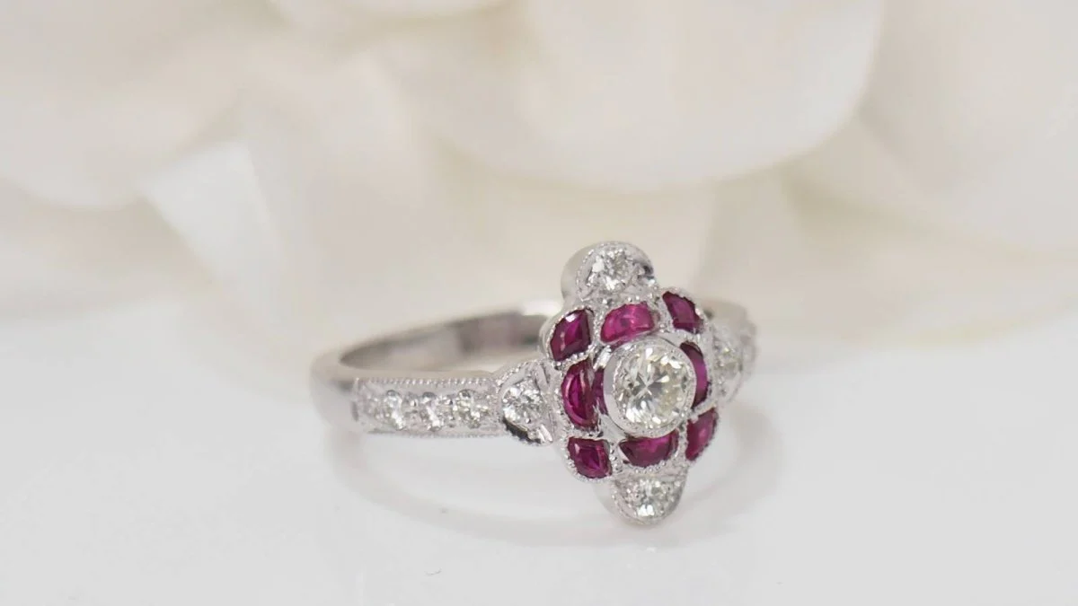 Bague en or blanc, rubis et diamants - Image 2