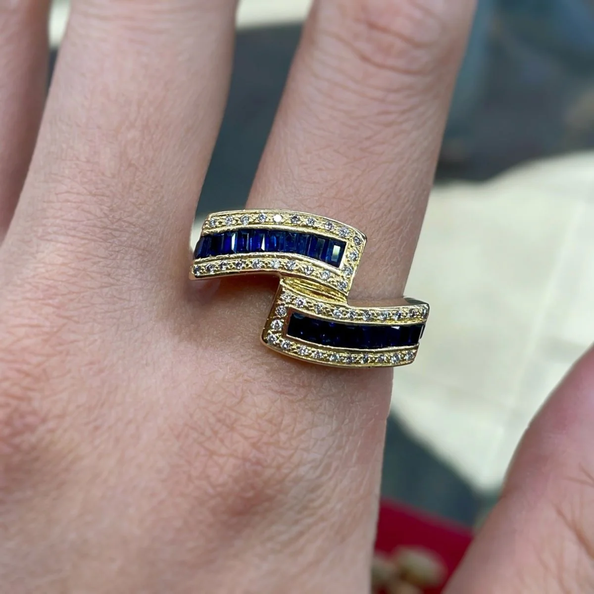 Bague en or jaune, saphirs et diamants - Image 2