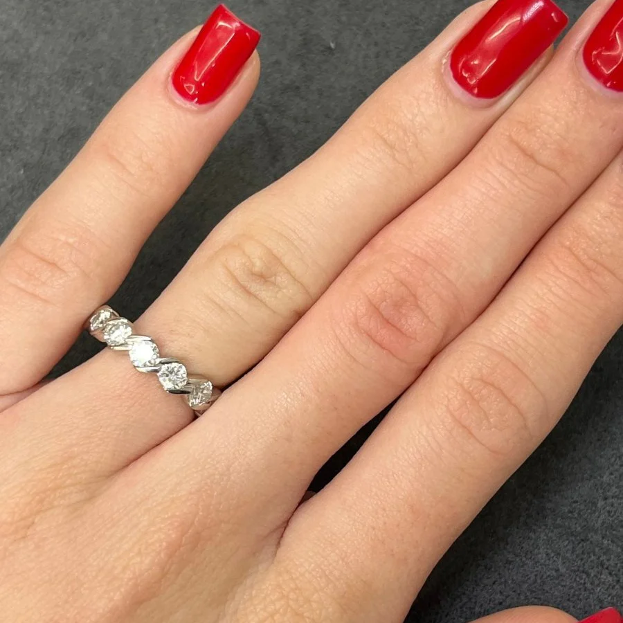 Bague Alliance en or blanc et diamants - Image 2