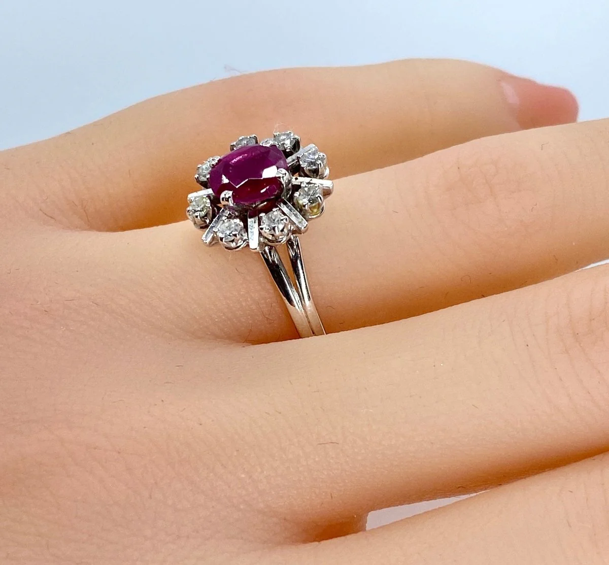 Bague Marguerite en or blanc rubis et diamants - Image 3