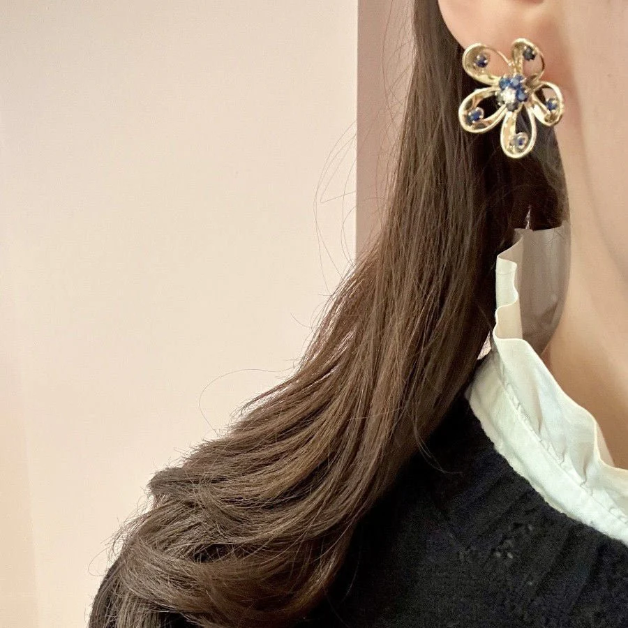 Boucles d'oreilles Puces en or jaune, saphirs et diamants - Image 2