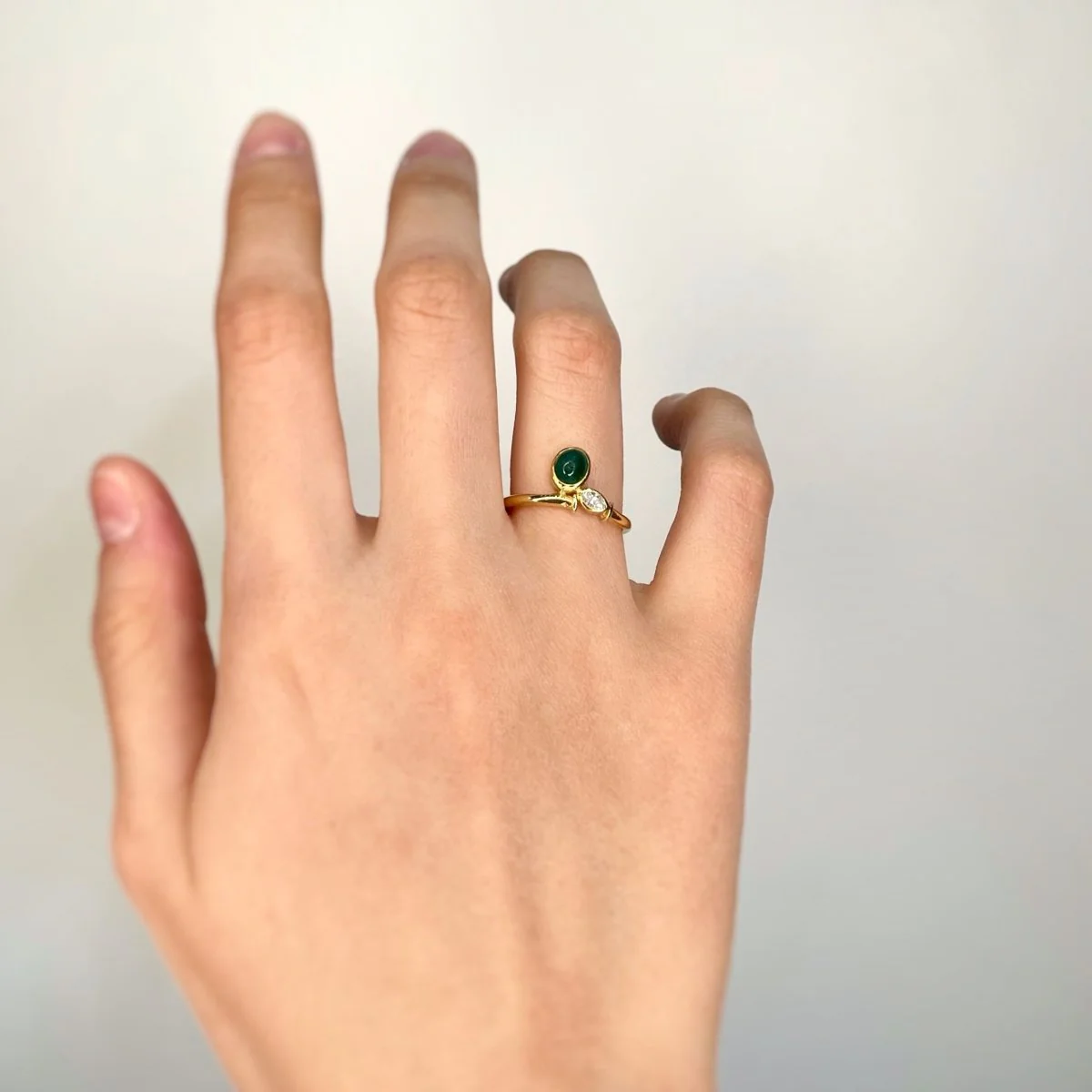 Bague en or jaune, émeraude et diamants - Image 2