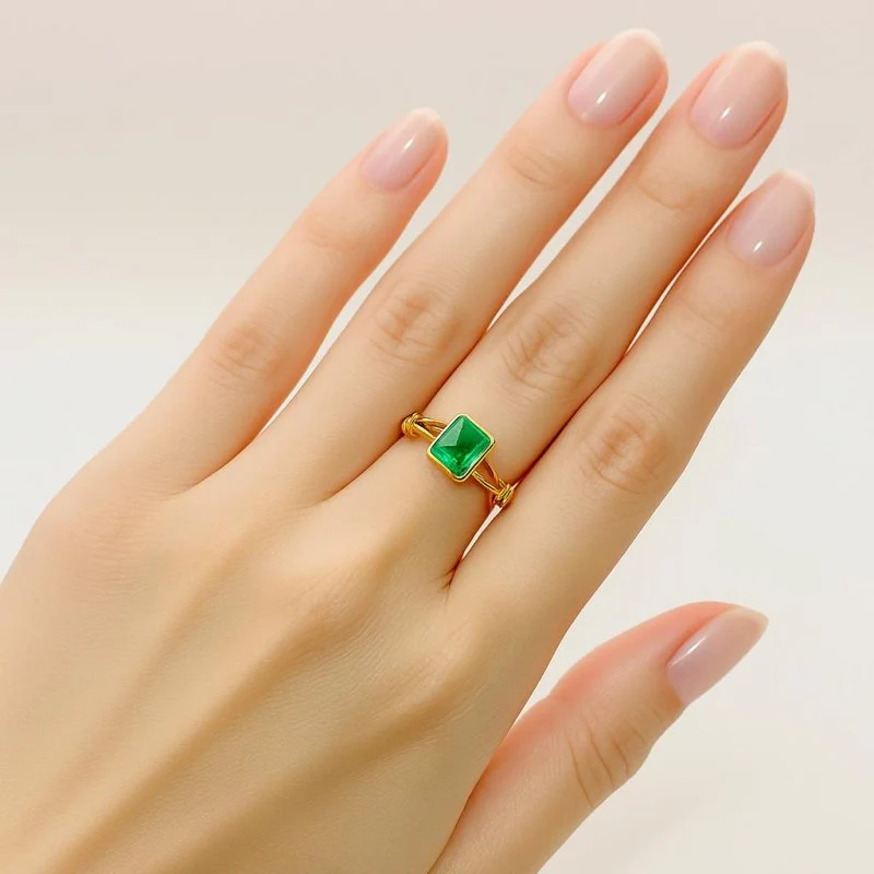 Bague Solitaire en or jaune et émeraude - Image 2