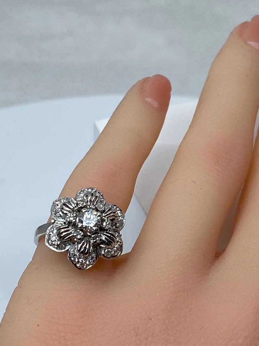 Bague en or 18 carats «  Marguerite à six pétales »sertie de diamants - Image 9