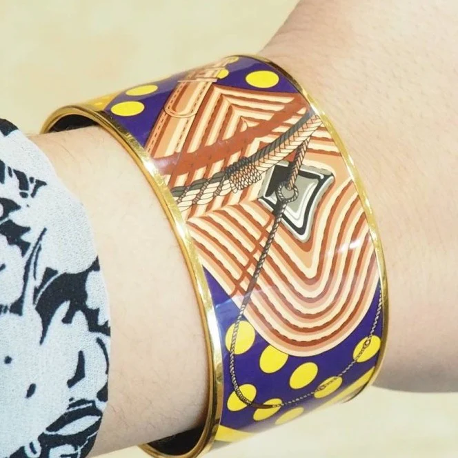 Bracelet Manchette HERMÈS en métal doré émaillé - Image 2