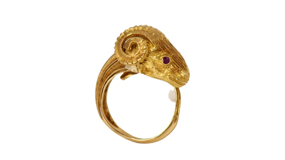 Bague Tête de bélier en or jaune et rubis