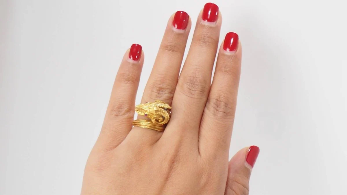 Bague Tête de bélier en or jaune et rubis - Image 2