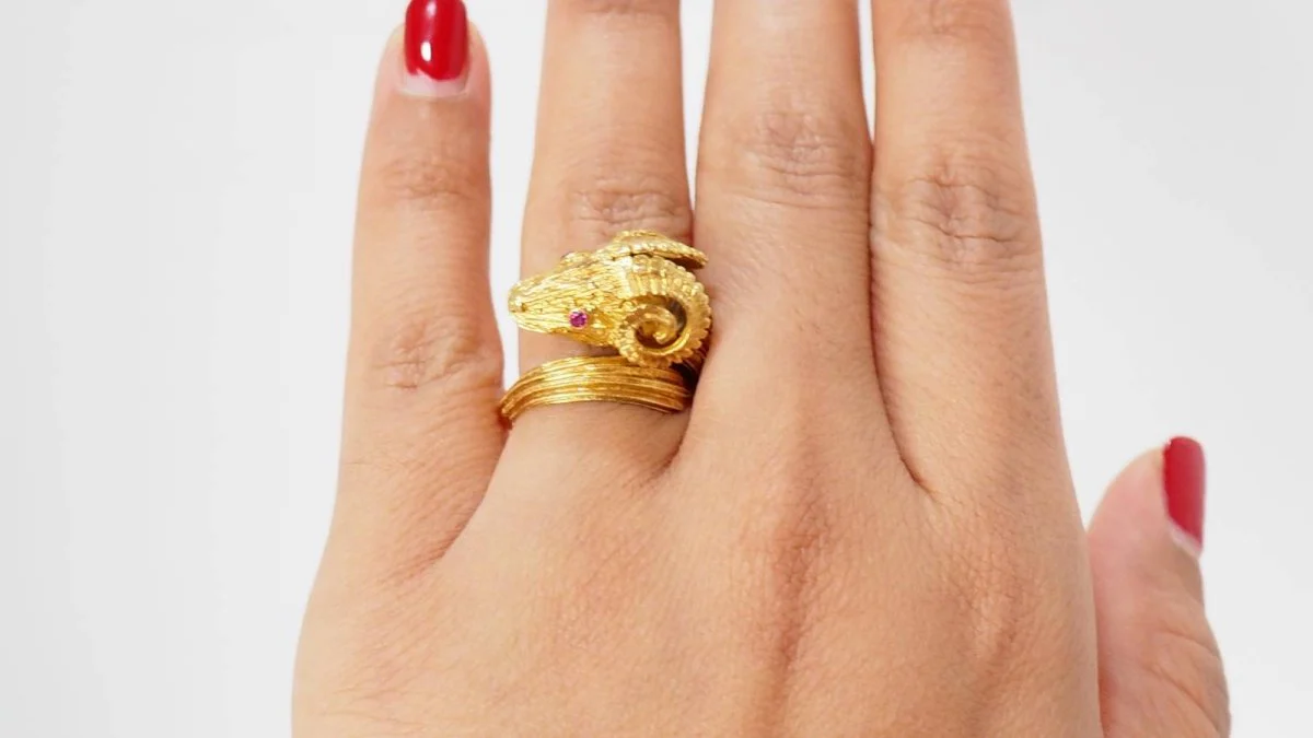 Bague Tête de bélier en or jaune et rubis - Image 3
