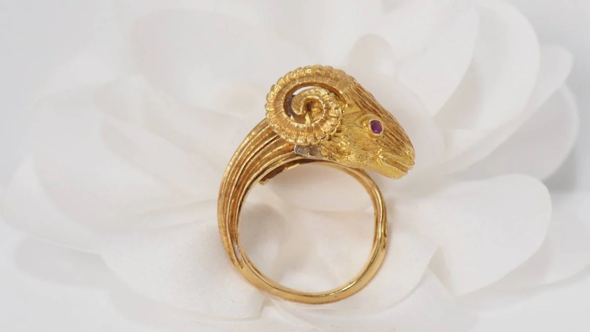 Bague Tête de bélier en or jaune et rubis - Image 4