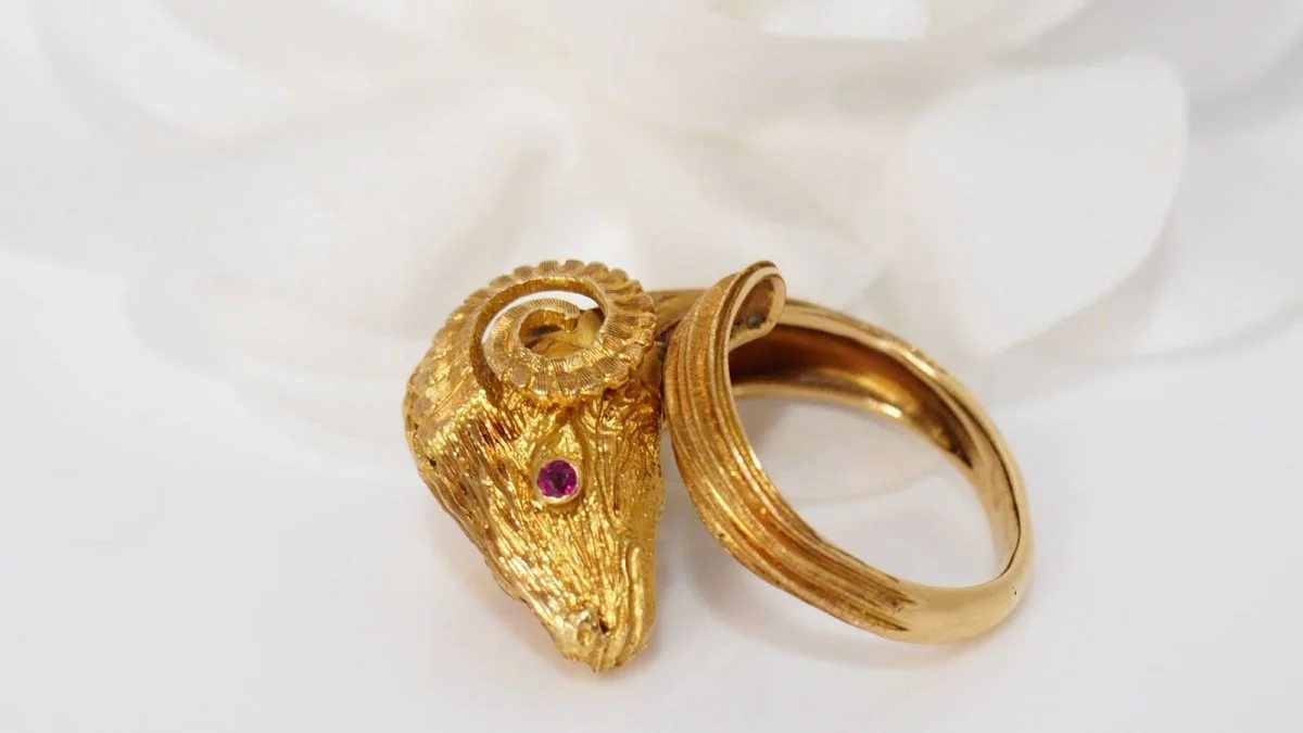 Bague Tête de bélier en or jaune et rubis - Image 5