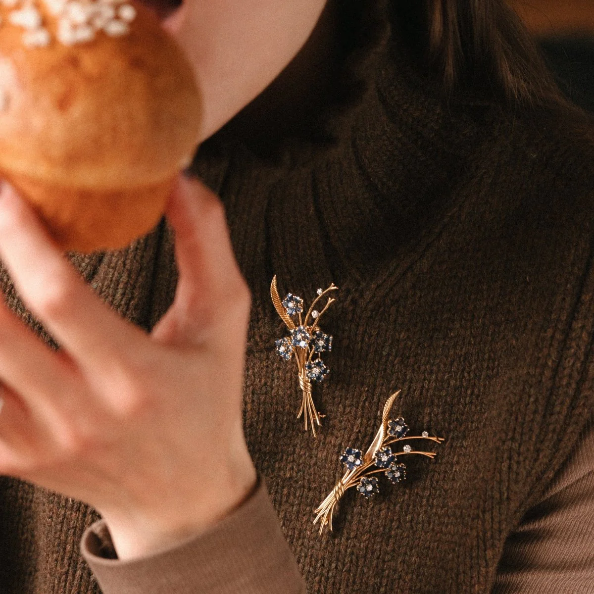 Broche Clip VAN CLEEF & ARPELS "Bouquet de fleurs" en or jaune et saphirs - Image 2