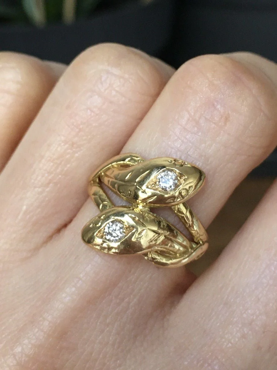 Bague ancienne en or jaune 18K représentant deux serpents - Image 10