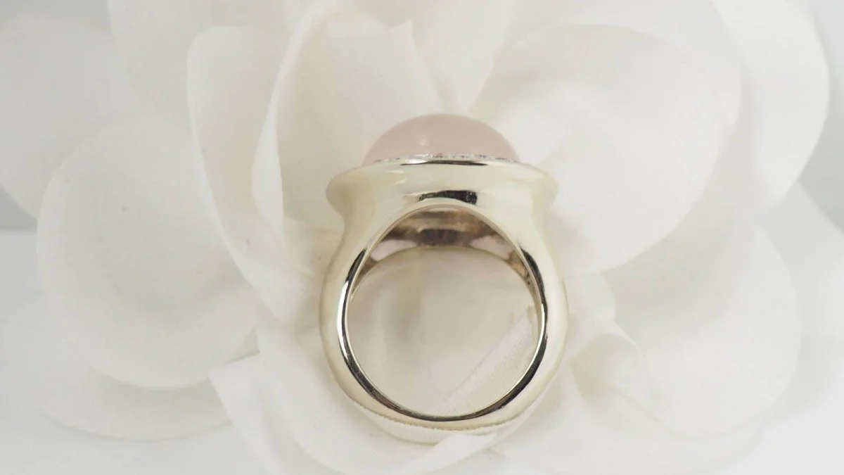 Bague ronde en or blanc, quartz rose et diamants - Image 4
