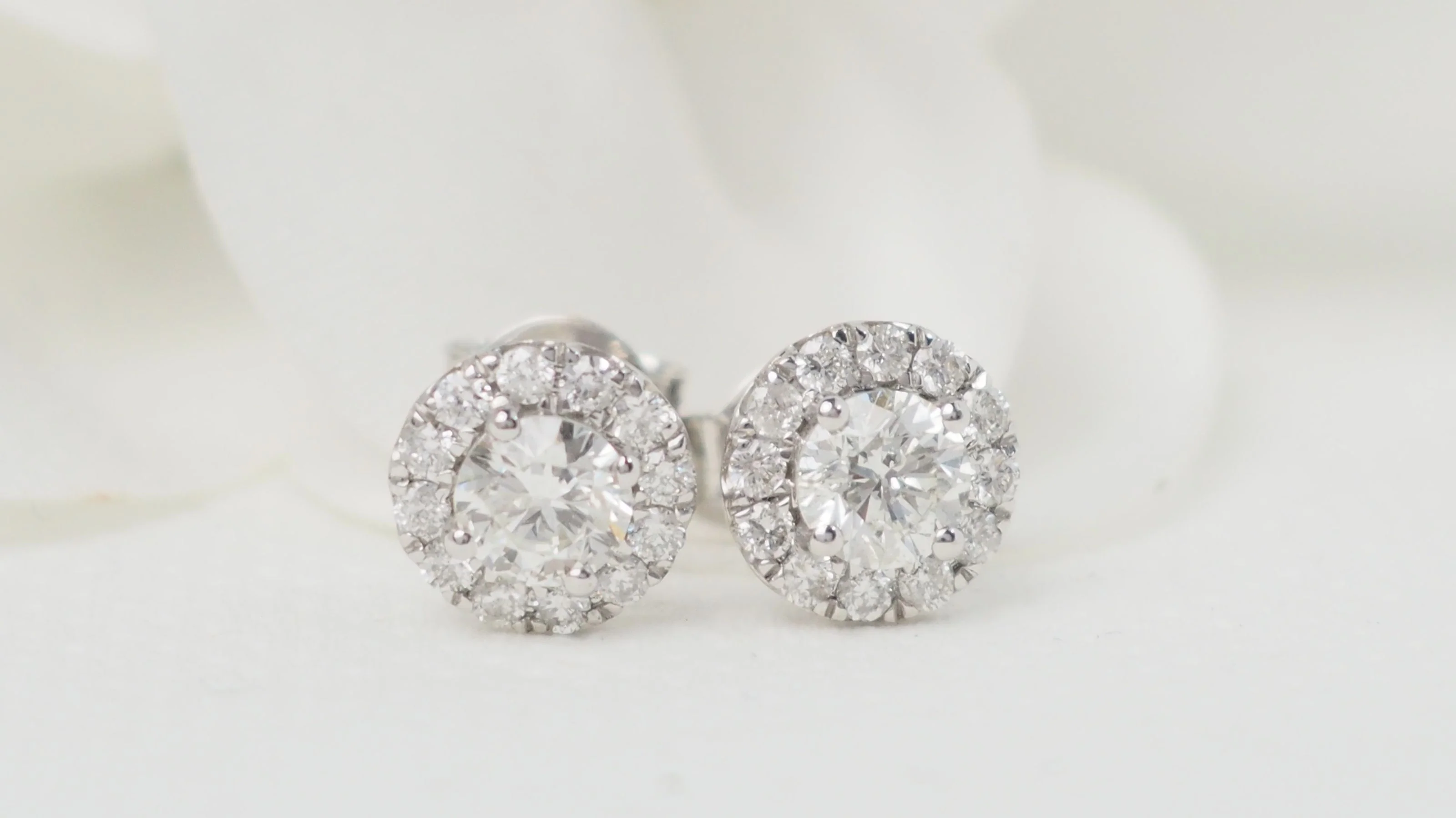 Boucles d'oreilles marguerite en or blanc et diamants