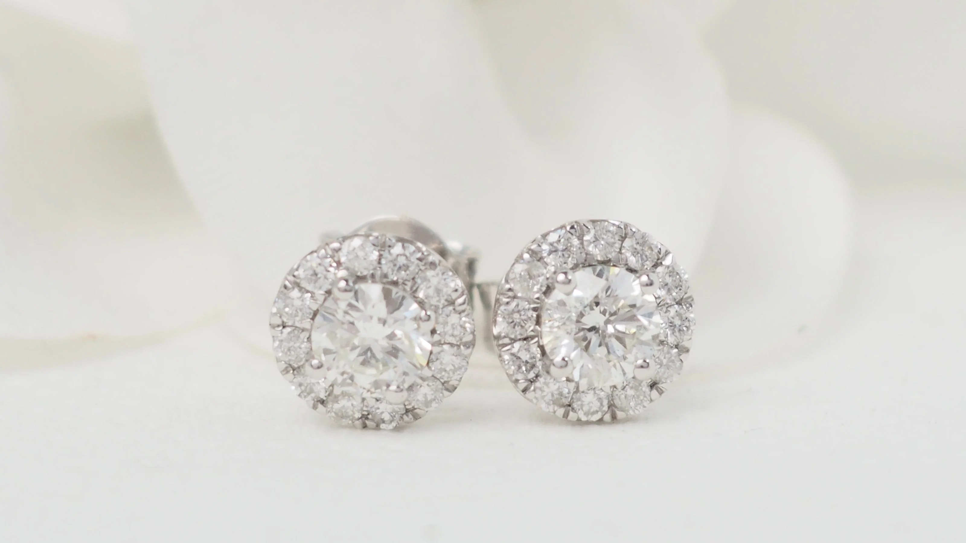 Boucles d'oreilles marguerite en or blanc et diamants - Image 2