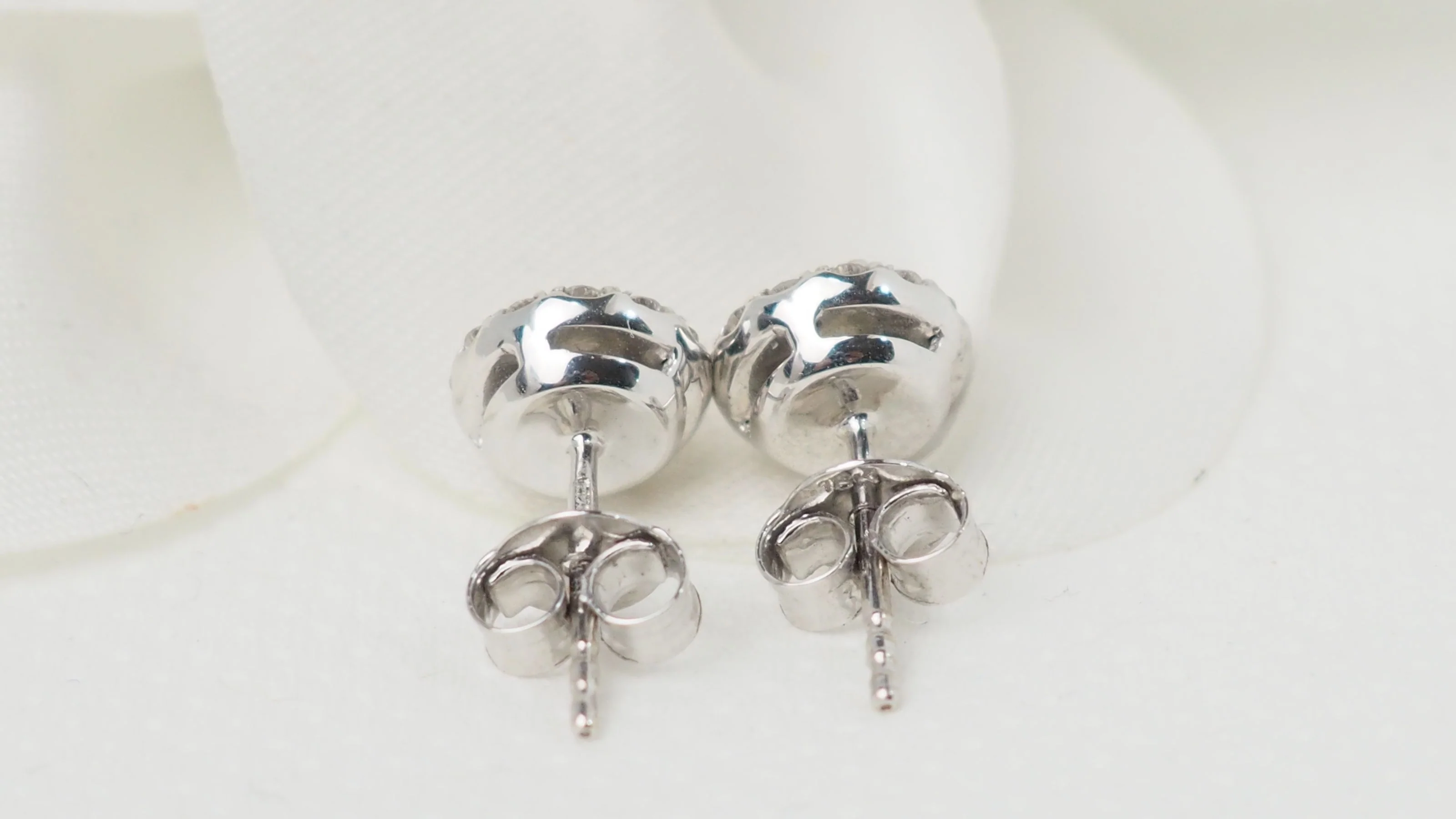 Boucles d'oreilles marguerite en or blanc et diamants - Image 3