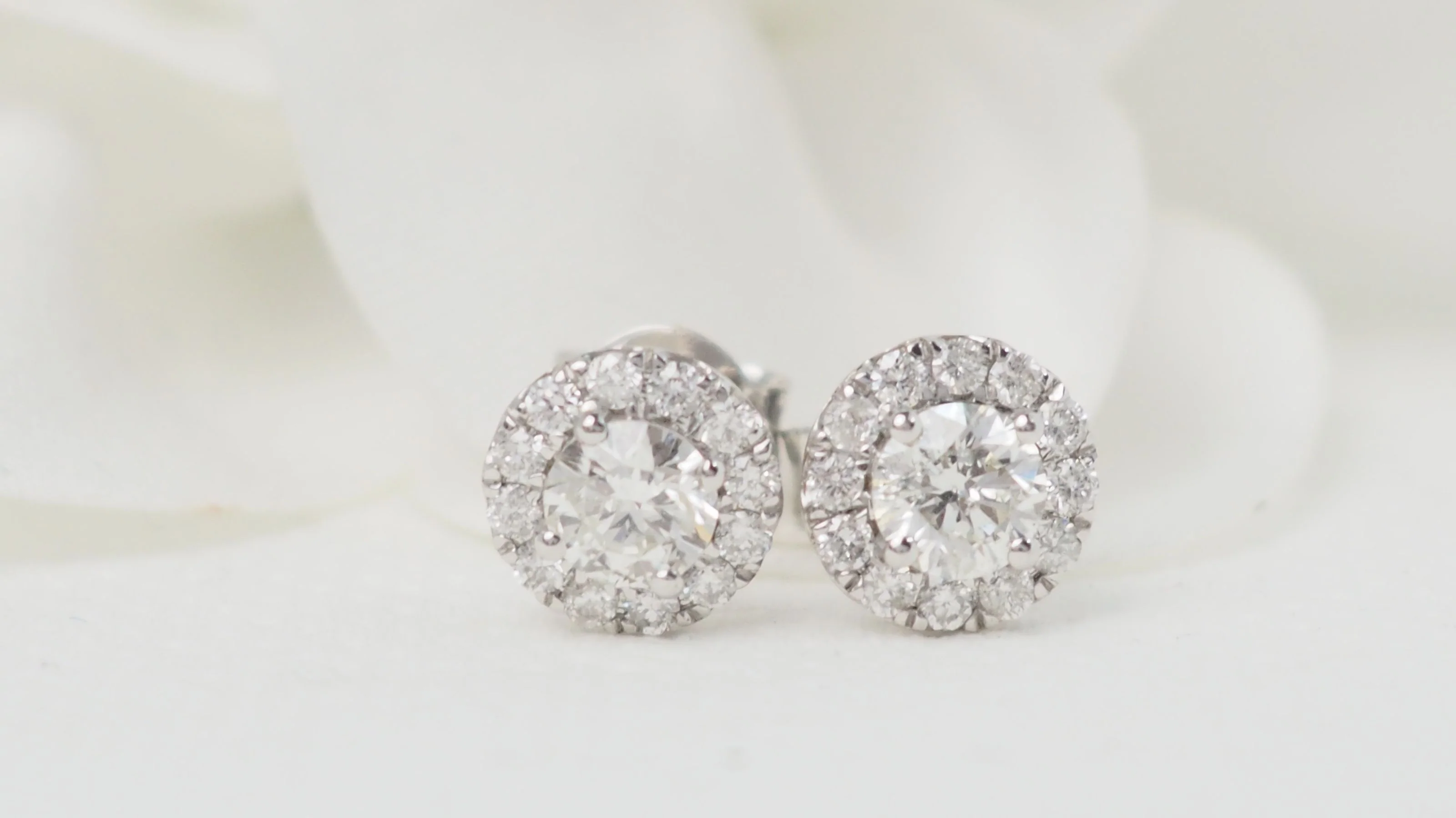 Boucles d'oreilles marguerite en or blanc et diamants - Image 4