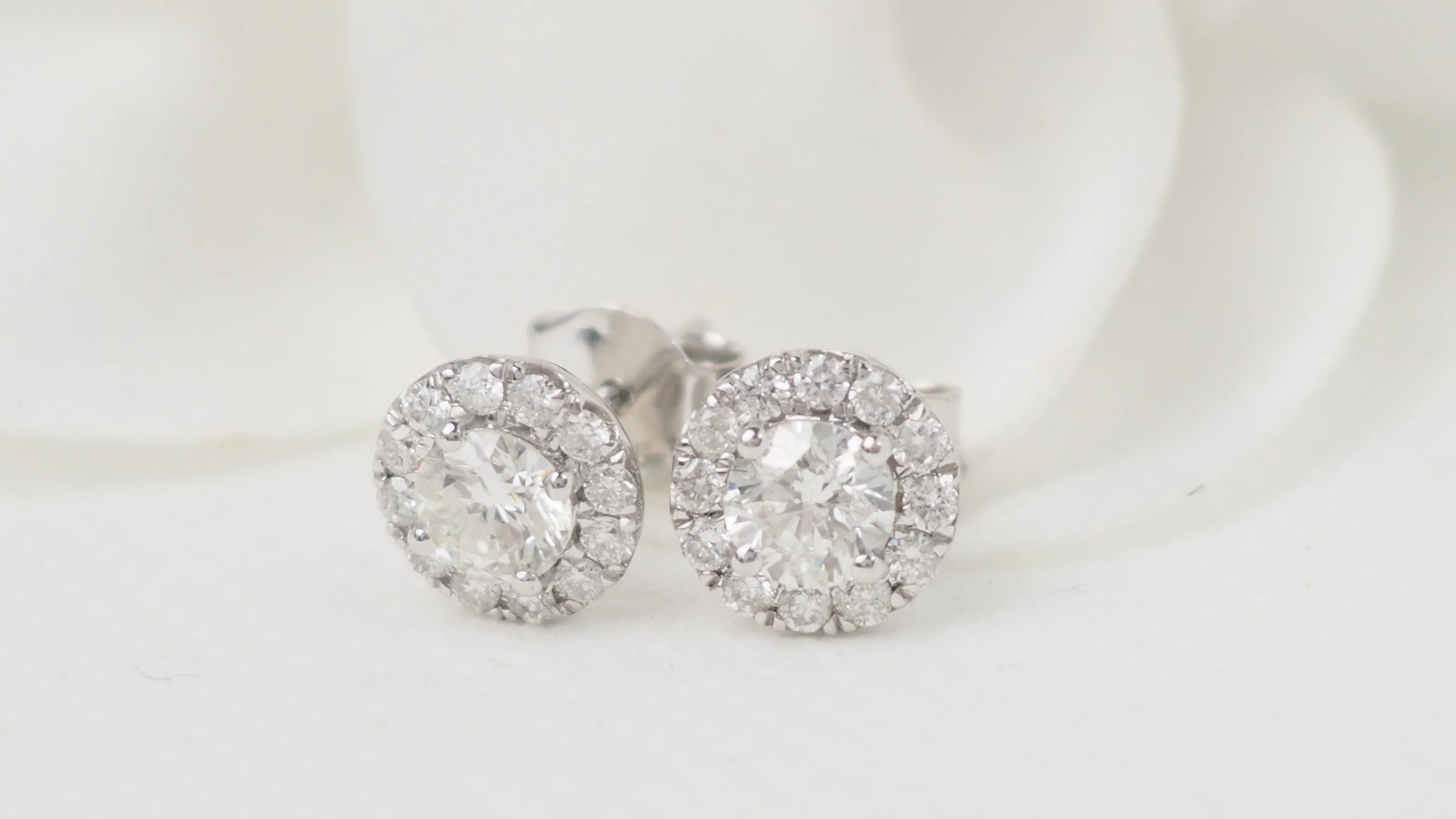 Boucles d'oreilles marguerite en or blanc et diamants - Image 5