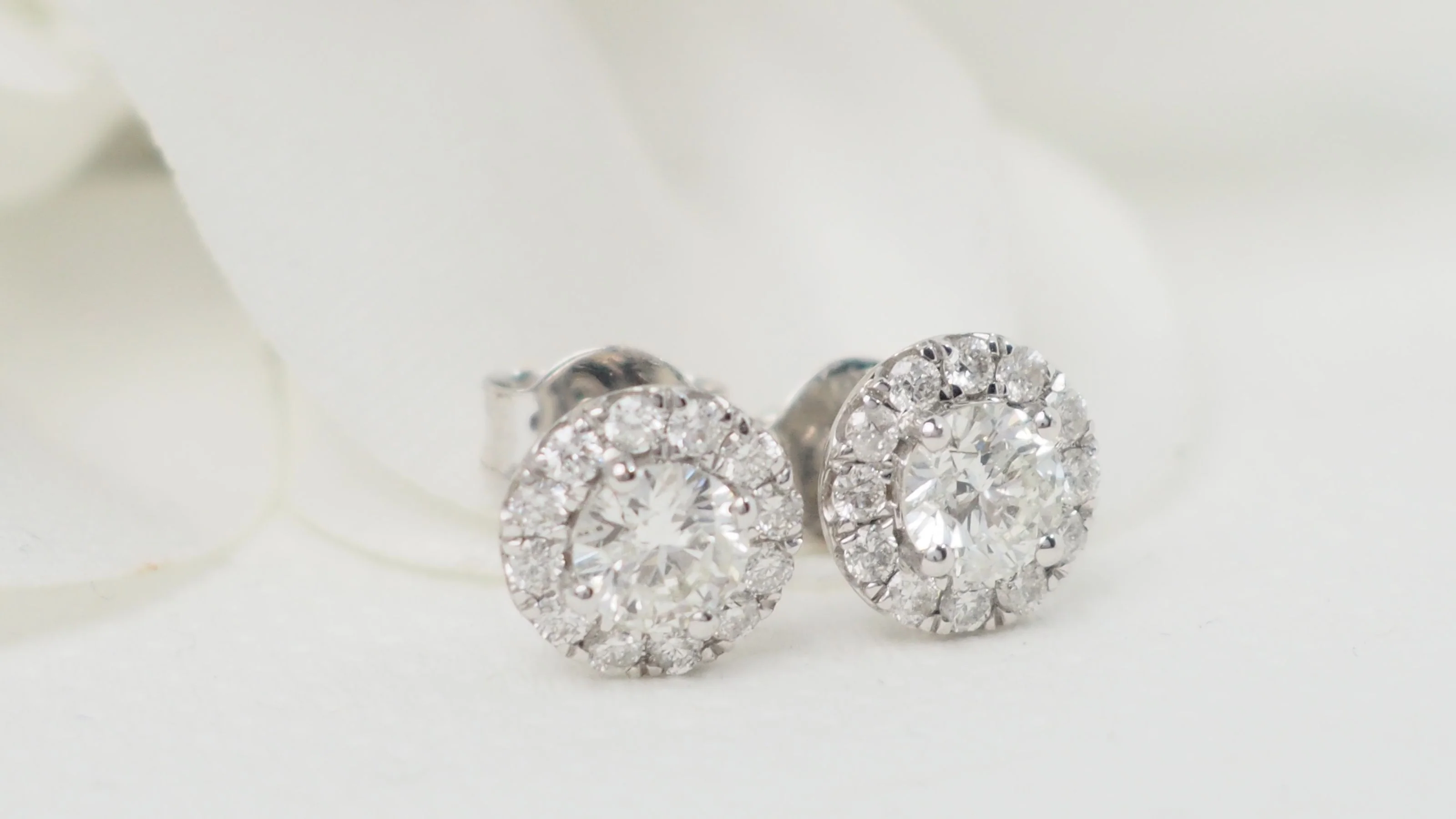 Boucles d'oreilles marguerite en or blanc et diamants - Image 6