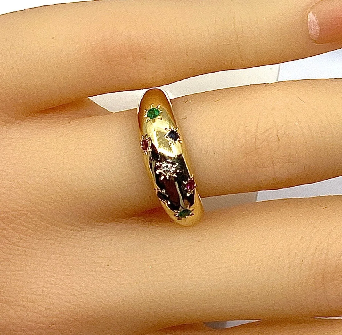 Bague Jonc en or jaune, rubis, émeraudes, saphirs et diamant - Image 2