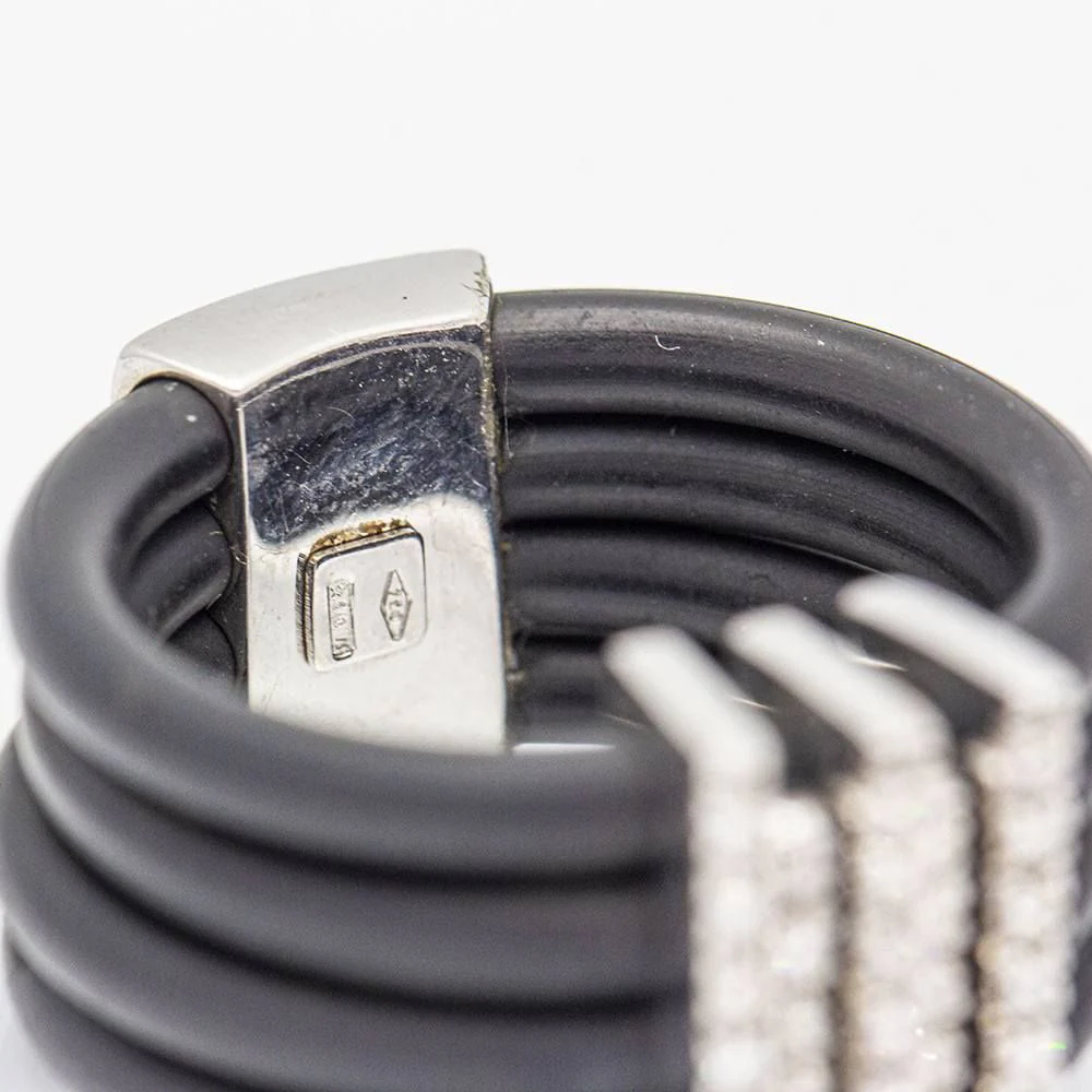 Bague Bandeau en or blanc, caoutchouc et diamants - Image 6