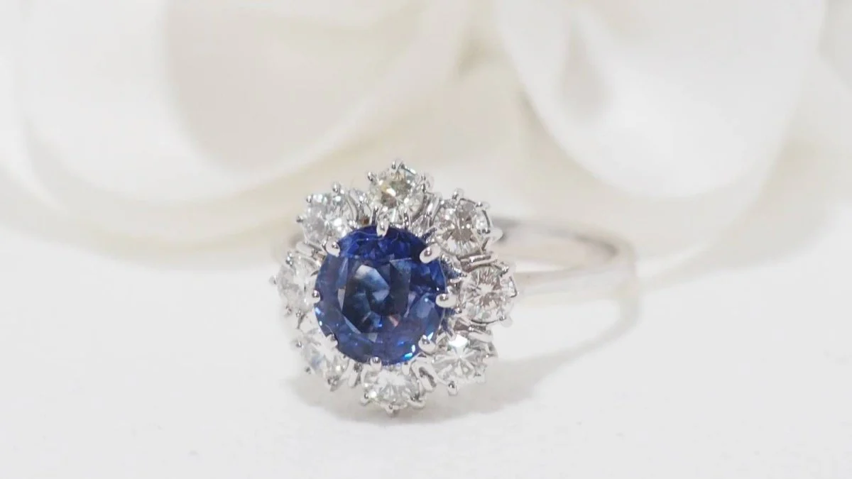 Bague Marguerite en or blanc, saphir et diamants - Image 2