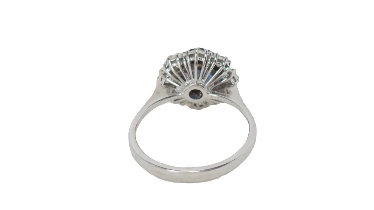 Bague Marguerite en or blanc, saphir et diamants - Image 3