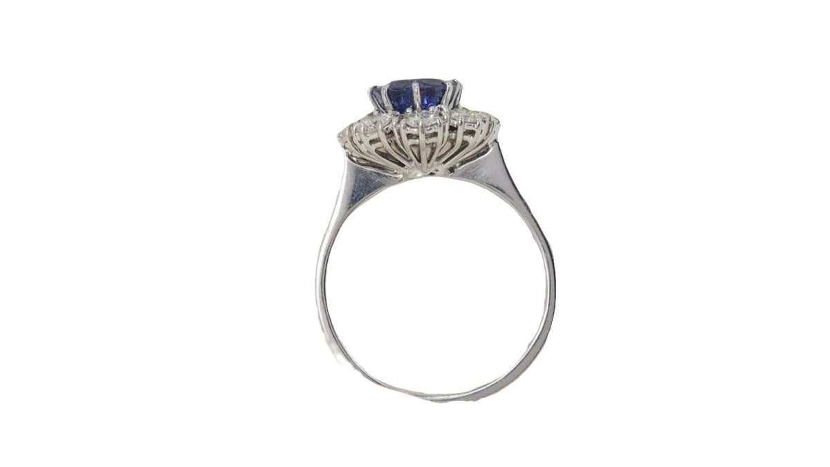 Bague Marguerite en or blanc, saphir et diamants - Image 5