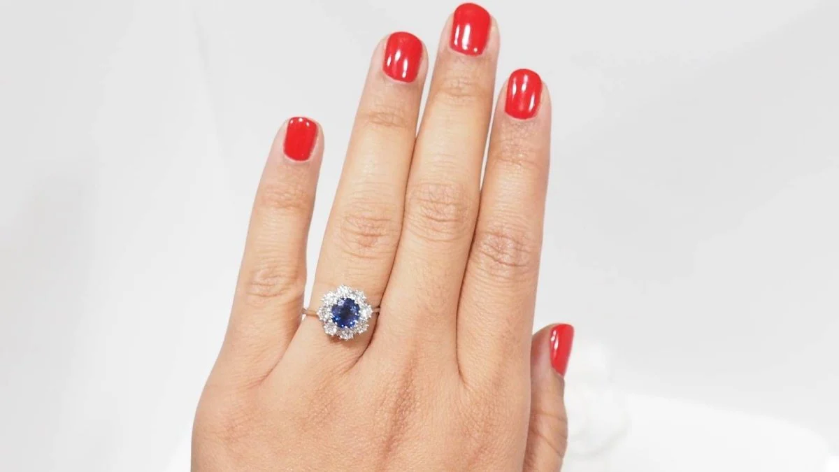 Bague Marguerite en or blanc, saphir et diamants - Image 6