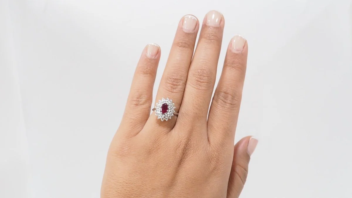 Bague Marguerite en or blanc, rubis et diamants - Image 2